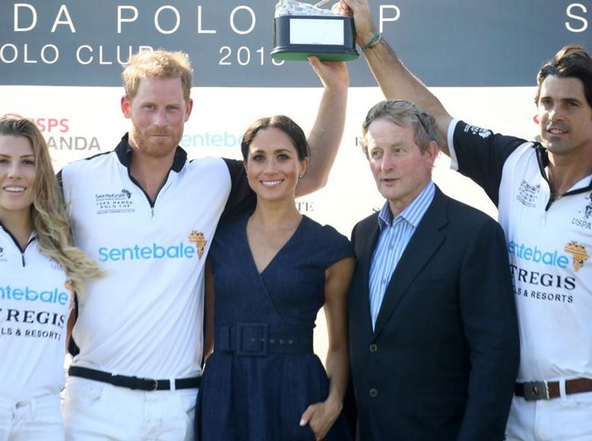 Penampilan cantik Meghan tersebut dalam rangka menemani Pangeran Harry di acara Sentebale Polo 2018. Foto: dok. Getty Images