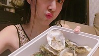 Disebut lakukan operasi wajah, wanita 25 tahun ini juga sangat menggemari tiram segar. Kali ini ia hendak menyantap tiram mentah dengan kucuran lemon.  Foto: Instagram @nat_nattasha