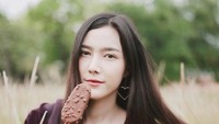 Pernah bermain dalam film Suckseed, Nattasha Nauljam memiliki gaya yang fashionable. Dirinya juga tak akan menolak jika diberi es krim cokelat ini lho. Foto: Instagram @nat_nattasha