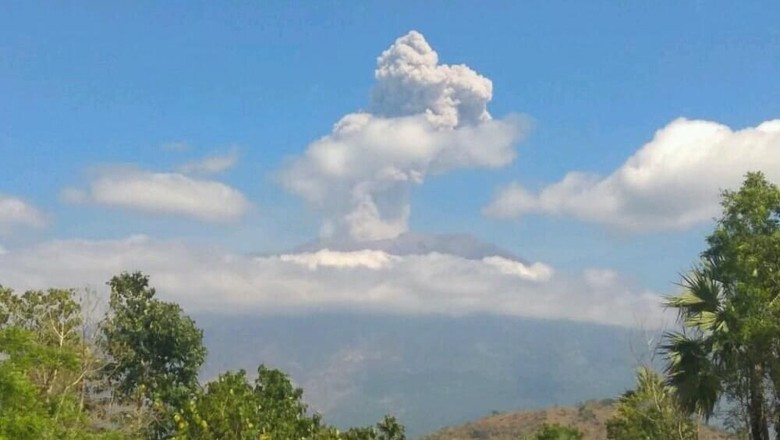 Gunung Agung Kembali Erupsi, Tinggi Kolom Abu 700 Meter Gunung Agung Kembali Erupsi, Tinggi Kolom Abu 700 Meter