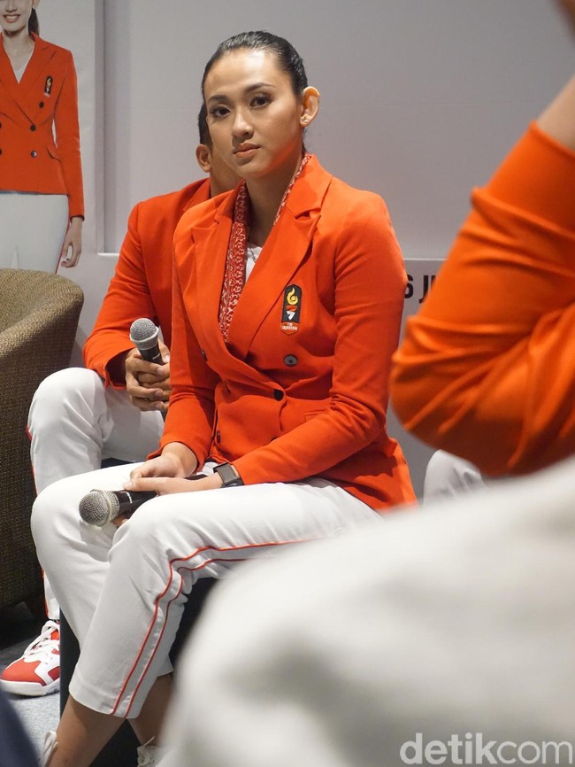 Pada pembukaan Asian Games 2018 nanti, kontingen Indonesia sebagai tuan rumah akan berparade dalam balutan setelan bernuansa merah-putih. Dirancang oleh brand lokal The Executive, seragam defile tersebut diperkenalkan kepada publik di Lotte Shopping Avanue, Kuningan, Jakarta Selatan, Kamis (26/7/2018). Didapuk sebagai model, atlet voli Pungky Afriecia. (Foto: Daniel Ngantung/Wolipop)