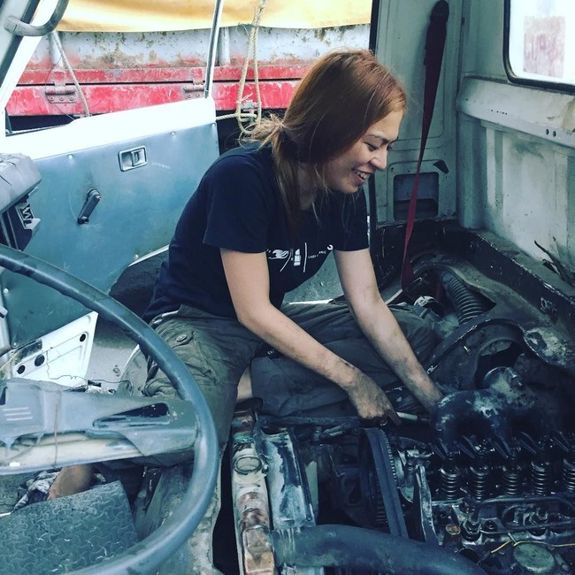 Tantin Legaspi Meneses merupakan lulusan TESDA Gonzali Puyat School of Arts and Trades di San Luis Mexico, Pampanga, khusus untuk mempelajari berbagai hal dan kemampuan di bidang mekanik. Setelah lulus kuliah, Tantin sudah sangat mahir memperbaiki mobil berbagai tipe. Foto: Instagram