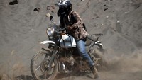 Lapisan pasir yang cukup tebal menyulitkan pergerakan ban. Tak jarang kami harus bersusah payah menarik gas agar ban terbebas dari jerat pasir Bromo. (dok. Istimewa) 