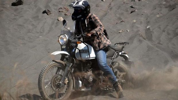 Tips Menaklukkan Lautan Berpasir Bromo Pakai Motor