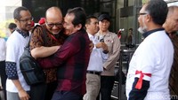 Novel menyalami satu persatu pimpinan KPK yang menyambutnya. Bahkan Novel sempat dipeluk dan digendong Saut Situmorang.