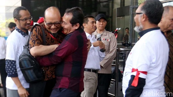 Sambutan dan Pelukan Pimpinan KPK untuk Novel Baswedan