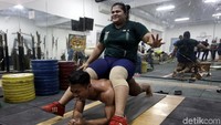 Para atlet melakukan pemanasan sebelum melakukan lakukan angkat besi. Selama pemanasan pun para atlet berlatih ketahanan tubuh dengan menggunakan hitungan waktu.