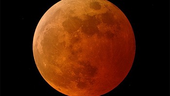 Sejak peristiwa gempa yang disusul gerhana bulan di San Fernando, Amerika Serikat, pada 1971, fenomena antariksa ini sering dikaitkan dengan bencana alam tersebut. (Foto: Internet)  