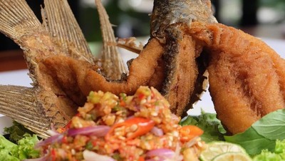 Krenyes Gurih! Ikan Gurame Terbang Pilihan Enak Buat Makan Siang