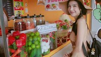 Cantiknya kebangetan. Kira-kira Nattasha Nauljam sedang jajan apa ya? Tampaknya seperti salad ya? Foto: Instagram @nat_nattasha