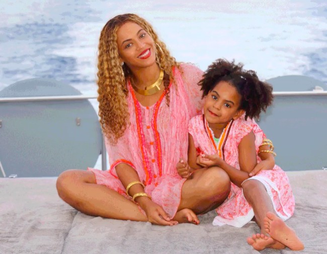 Blue Ivy kompakan dengan sang ibu dalam balutan dress kembar merah bersiluet longgar. Seperti pinang dibelah dua. (Foto: Dok. Beyonce Knowles)