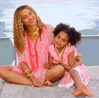 Blue Ivy kompakan dengan sang ibu dalam balutan dress kembar merah bersiluet longgar. Seperti pinang dibelah dua. (Foto: Dok. Beyonce Knowles)