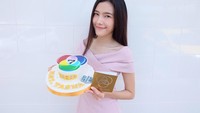 Nattasha Nauljam juga suka cake nih. Hmm, wajahnya terlihat cantik dan tubuhnya langsing ya. Padahal doyan makan. Foto: Instagram @nat_nattasha