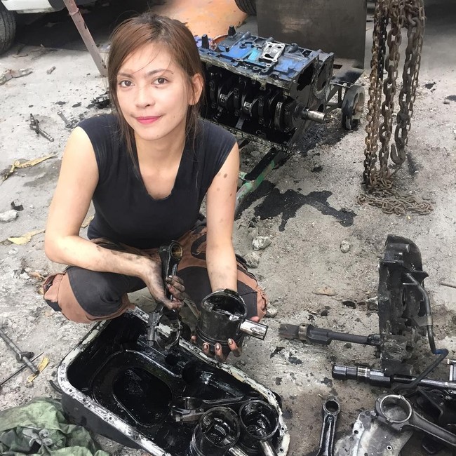 Tak seperti kebanyakan wanita lainnya Tantin Legaspi Meneses menggeluti pekerjaan yang jauh dari kata cantik, feminin. Ia pun menarik perhatian netizen karena di balik wajah cantiknya, Tantin merupakan seorang montir atau ahli mesin di bengkel. Foto: Instagram