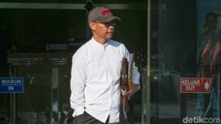 Khadziq menyebutkan, Eni sempat stres saat awal-awal diperiksa kemudian ditetapkan sebagai tersangka oleh KPK. Dirinya pun merasakan hal itu.