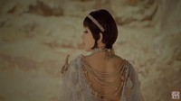 Syahrini tampil beda dan sangat seksi dengan dress berhias berlian yang memamerkan punggungnya itu di lagu Cinta Tapi Gengsi. Dok. Youtube