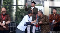 Ketua Umum PP Pemuda Muhammadiyah, Dahnil Anzar Simanjuntak yang ikut menemani Novel sejak dari rumah ikut bersuara.