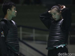 Wewey Wita Jagoan Pencak Silat, Piawai Nyanyi dan Masak