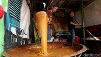 Disana juga terdapat stand pembuatan dodol khas Betawi.