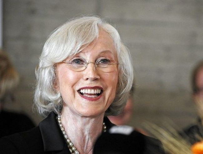 Armi Kuusela dari Finlandia menjadi wanita pertama yang meraih gelar Miss Universe pada 1952, namun mengundurkan diri demi menikahi pria pujaannya, Virgilio Hilario. Armi yang kini berusia 83 tahun aktif di kegiatan amal, terutama untuk penelitian tentang kanker. Foto: istimewa