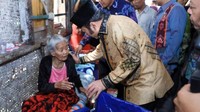 Bupati Lampung Selatan Zainudin Hasan kerap memberi bantuan berupa kursi roda kepada warganya yang jadi penyandang disabilitas.