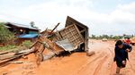 Foto: Derita Warga di Tengah Banjir Dahsyat Laos