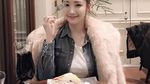 Manisnya Park Min Young Saat Menyesap Teh dan Makan Cake