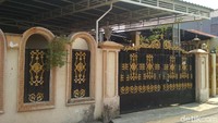 Rumah Elvy terancam disita karena kasus tuduhan penipuan yang dilayangkan Mega Makcik. 