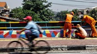 Sejumlah petugas Penanganan Prasarana dan Sarana Umum (PPSU) melakukan pengecatan Jembatan Buntung di Jalan Yos Sudarso, Tanjung Priok, Jakarta Utara, Jumat (27/7/2018).