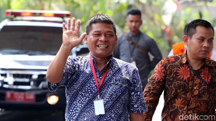 Terpidana kasus korupsi, Rohadi memberi jempol dan melambaikan tangan saat tiba di Gedung KPK, Jakarta, Jumat (27/7). Ia diperiksa dalam kasus TPPU.