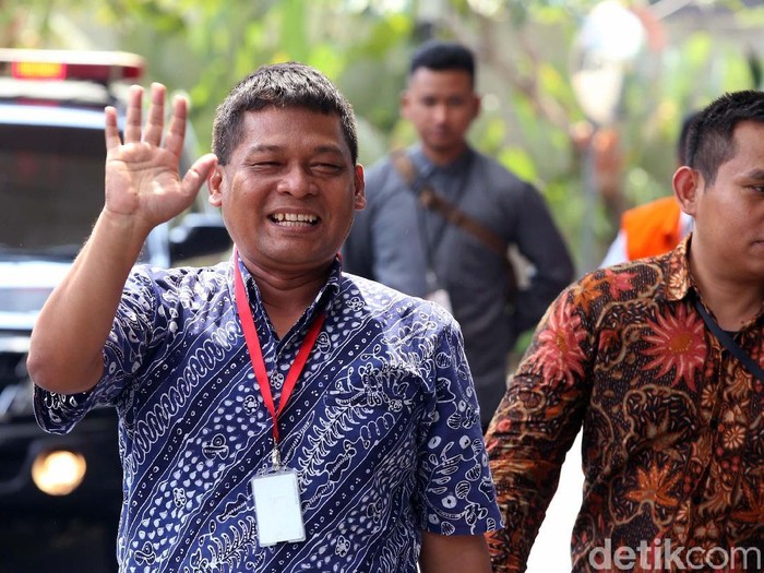 Terpidana kasus korupsi, Rohadi memberi jempol dan melambaikan tangan saat tiba di Gedung KPK, Jakarta, Jumat (27/7). Ia diperiksa dalam kasus TPPU.