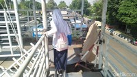 Foto: Akibat berlubang ini, pengguna melintas dengan hati-hati. Sambil berpegangan. (Azizah-detikcom)