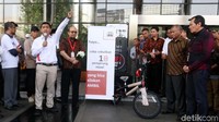 Di samping sepeda tersebut, terdapat stand banner bertuliskan hayo soba sebutkan 1 penyerang Novel yang bisa silahkan ambil