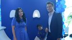 Happy Family! Gaya Serba Biru Titi Kamal dan Keluarga