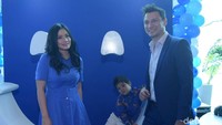 Ketiganya kompak dengan busana biru. Pool/Noel/detikFoto.