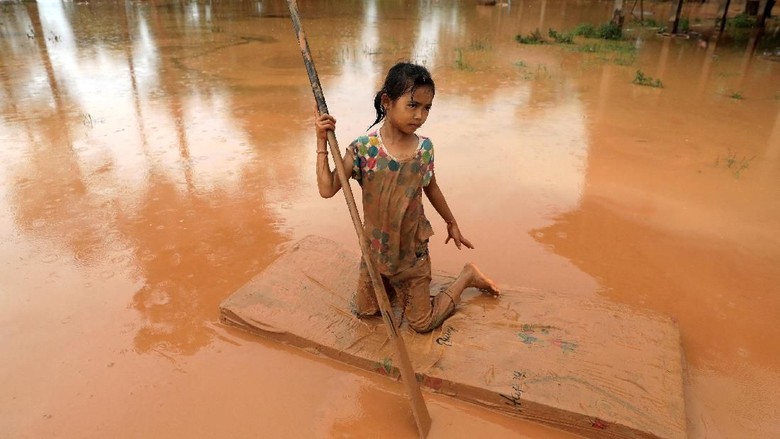 Tim Penyelamat Gua Thailand Selamatkan Bayi dari Banjir Laos Tim Penyelamat Gua Thailand Selamatkan Bayi dari Banjir Laos