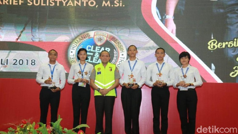 5 Catar Akpol dengan Nilai Tertinggi Dapat Trofi 5 Catar Akpol dengan Nilai Tertinggi Dapat Trofi