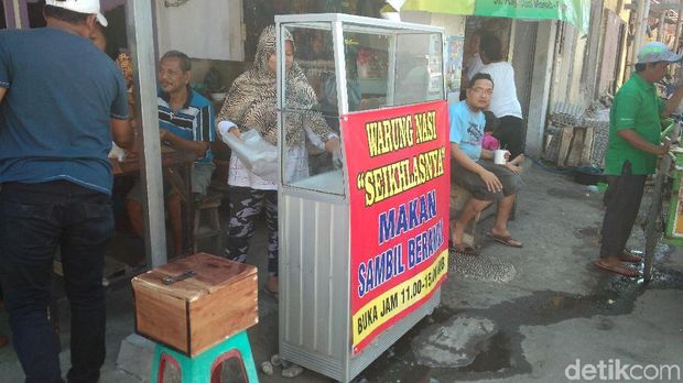 Warung Nasi di Cirebon Ini Ajak Pengunjungnya Makan Sambil Beramal