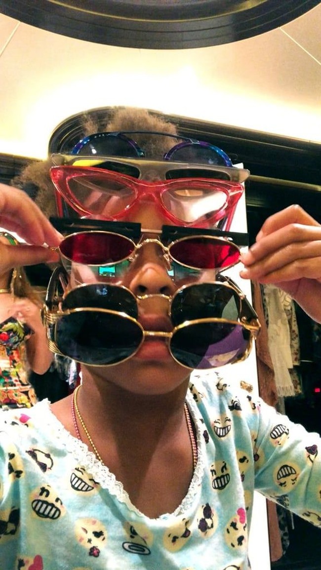 Blue Ivy lagi bingung pilih kacamata nih guys. Kira-kira mana yang paling pas buat Blue? (Foto: Dok. Beyonce Knowles)