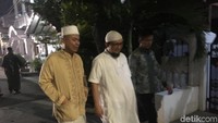 Sebelumnya, Novel melakukan ibadah Salat Subuh berjamaah di Masjid Al Ihsan.