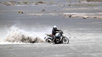 Setidaknya untuk sekali dalam seumur hidup, kamu mesti coba touring motor di Bromo seperti ini. Dijamin seru! (dok. Istimewa)