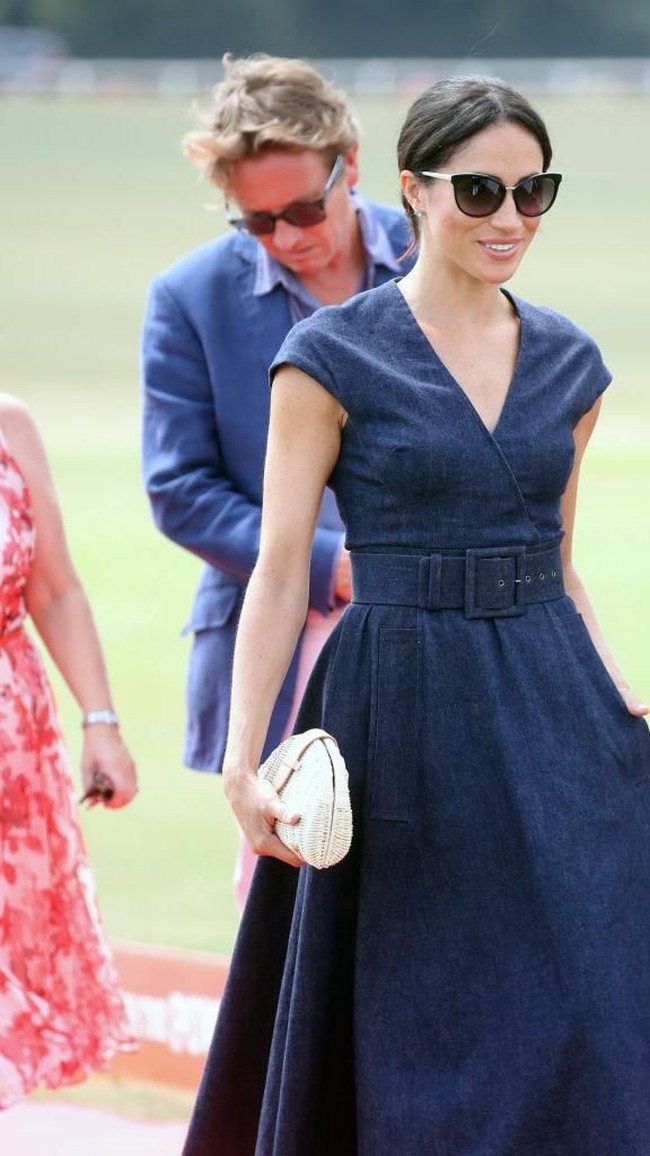 Tas Meghan Markle tersebut berupa clutch dari bahan rotan. Tas bertema musim panas tersebut memang cocok untuk dipakai untuk acara semi-formal.  Foto: dok. Getty Images