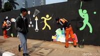 Adapula yang mengomentari hal tersebut akibat pengerjaan yang dilakukan pasukan oranye yang jarang memiliki background seni. Lamhot Aritonang/detikFoto.