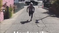 Berlari di jalanan menanjak juga dijabani oleh adik dari Joe Jonas ini. Wih cepat nih larinya! (Foto: Instagram/nickjonas)