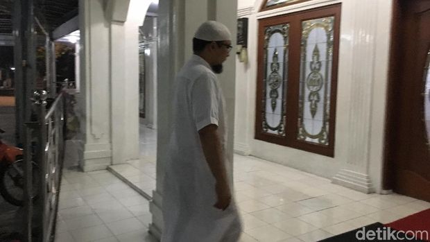 Novel Baswedan Salat Berjemaah di Masjid
