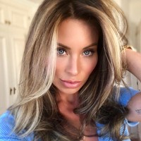 Dia telah melakukan dua kali operasi pembesaran payudara dan hidung. Bisa dibilang, payudara dan hidung Natalie tidak lagi natural.  Foto: dok. Instagram (@natalierichmarbella)