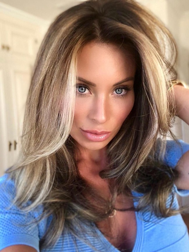 Dia telah melakukan dua kali operasi pembesaran payudara dan hidung. Bisa dibilang, payudara dan hidung Natalie tidak lagi natural.  Foto: dok. Instagram (@natalierichmarbella)