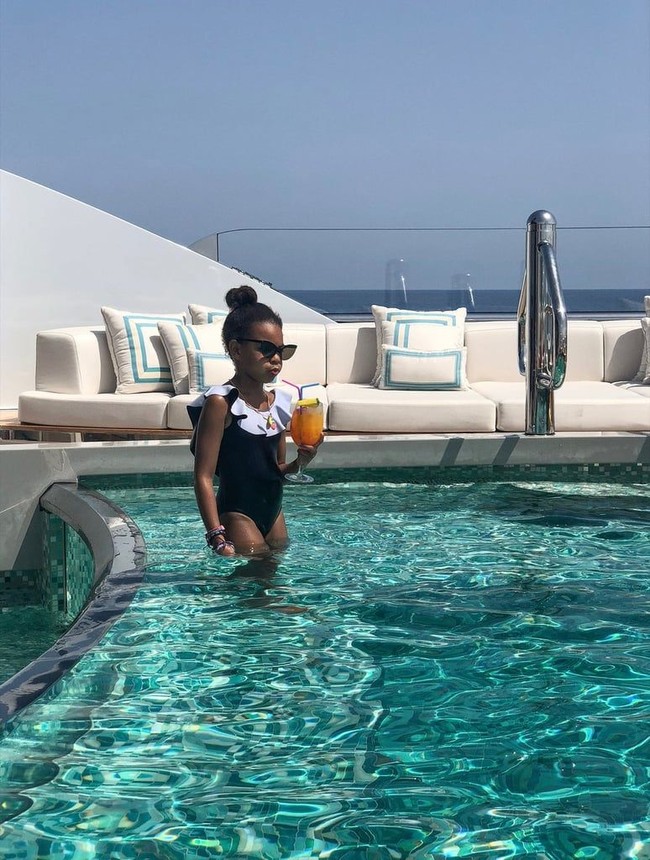 Tengok saja gaya bocah enam tahun yang satu ini. Berendam di kolam renang sebuah perahu pesiar alias yacht, Blue berbalut baju renang one-piece dengan kerah bergaya ruffle. Tidak ketinggalan kacamata hitam bergaya retro dan minuman segar semacam tropical drink di tangan. (Foto: Dok. Beyonce Knowles)