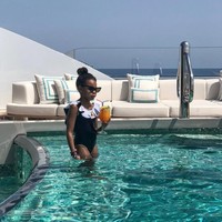 Tengok saja gaya bocah enam tahun yang satu ini. Berendam di kolam renang sebuah perahu pesiar alias yacht, Blue berbalut baju renang one-piece dengan kerah bergaya ruffle. Tidak ketinggalan kacamata hitam bergaya retro dan minuman segar semacam tropical drink di tangan. (Foto: Dok. Beyonce Knowles)