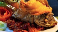 Gurame digoreng kering hingga bagian dagingnya renyah, lalu dibawahnya diberi sambal cabe merah pedas buatan @sopbuntuthenny. Foto: Instagram